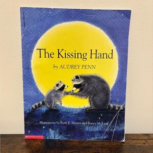 🔴Scholastic The Kissing Hand Book - Blue and Yellow Cover